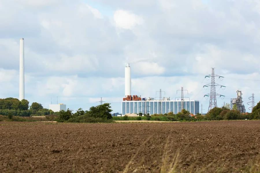 Das Kraftwerk Asnæs in Kalundborg, über Felder hinweg gesehen